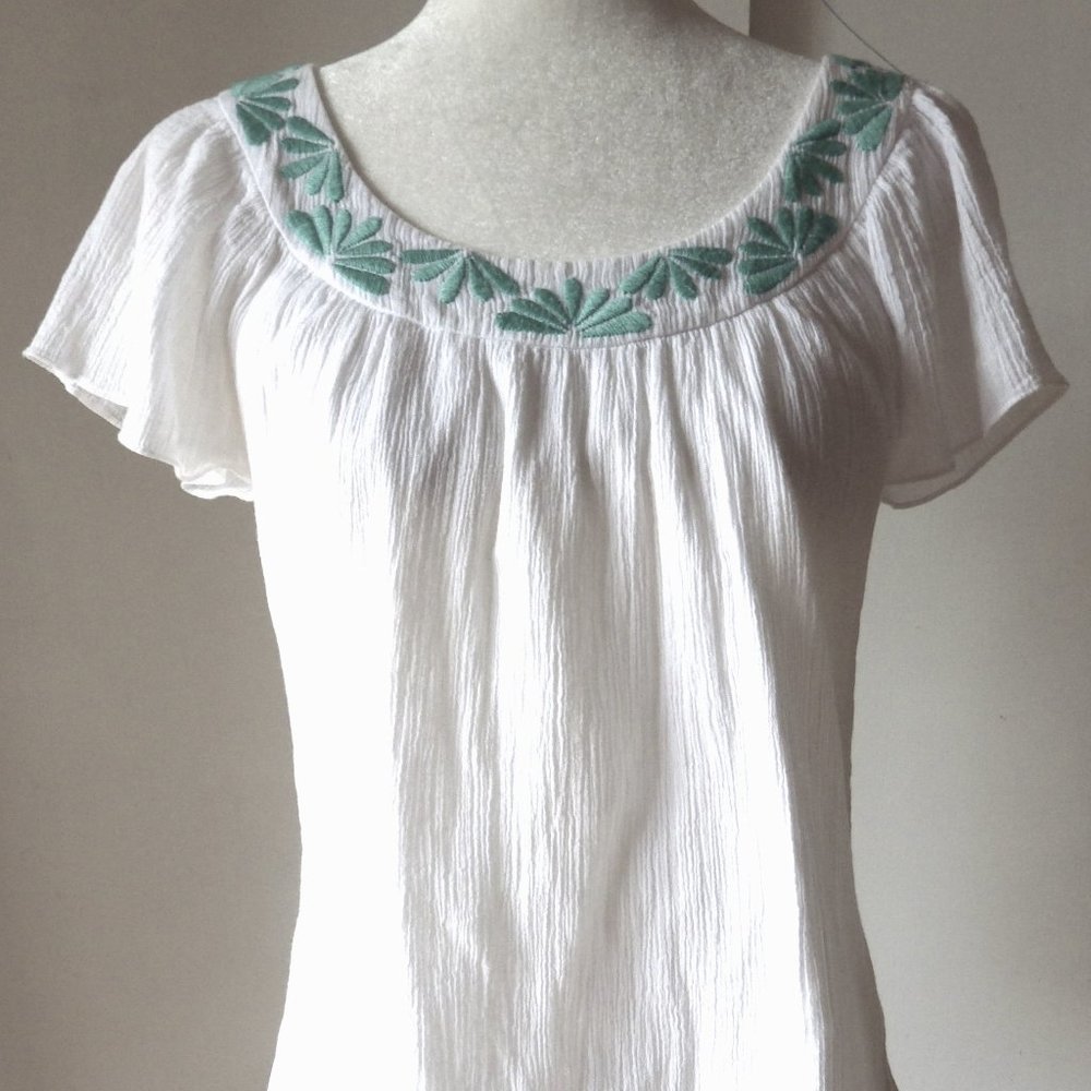 Vineyard Vines Cotton Blouse/Peasant Style/ White Cotton/ Aqua Embroidery/ M